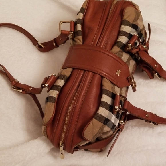 Burberry Duffle Style Pocketbook - Picture 4 of 8
